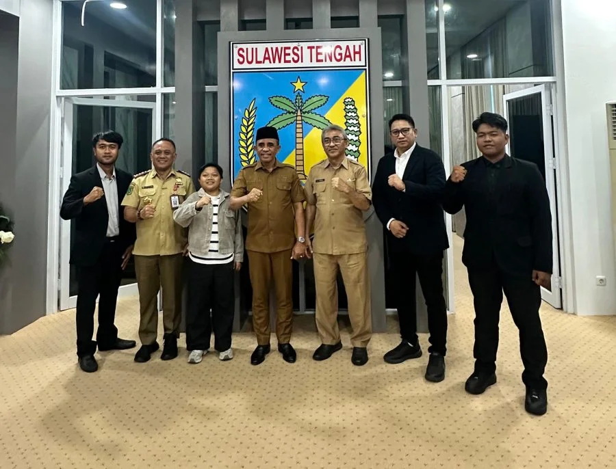 Direktur PT Kinki Education Center, Akhmad Hidayat Yusuf, bersama sejumlah timnya, saat foto bersama Gubernur Sulawesi Tengah, Dr. H. Anwar Hafid, M.Si. (FOTO:IST)